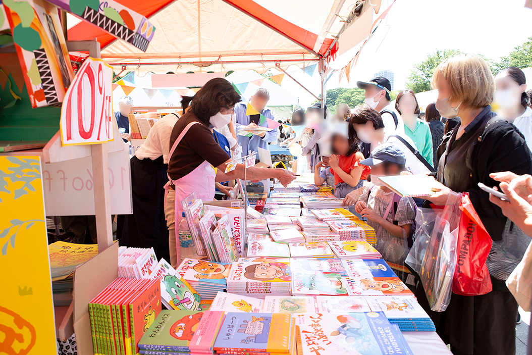 絵本がたくさん並んでいる写真